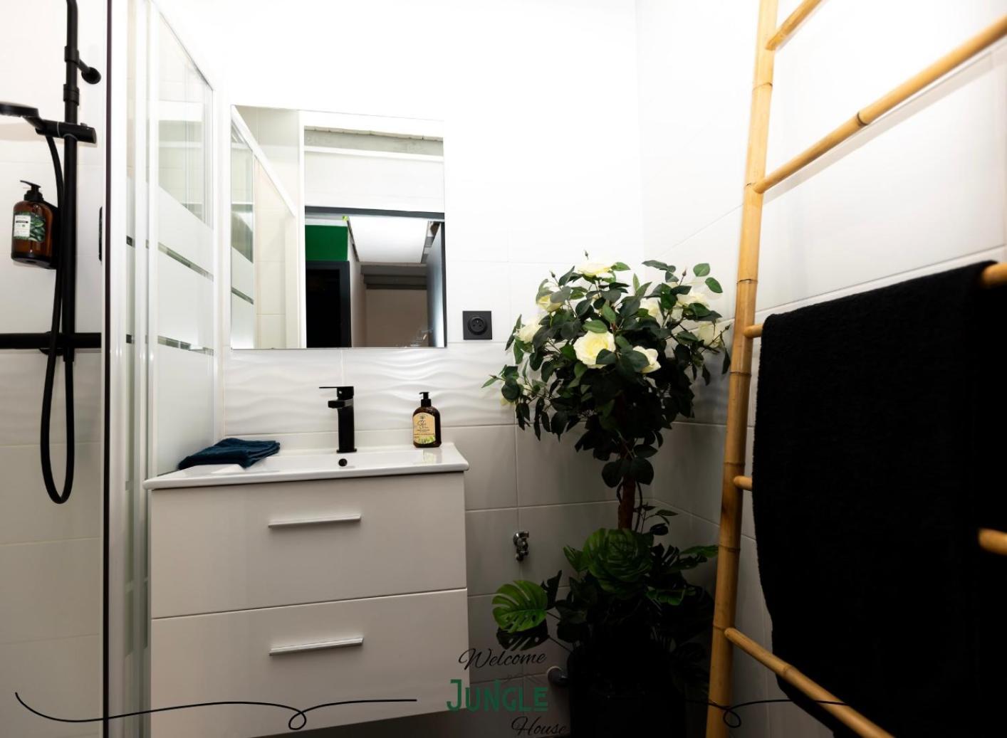 Maison "Jungle House" 90 M2 Billard, Retroprojecteur, Bar A Jeux , Vinyle, Wifi Fibre, Ideal Pro & Famille A Montbrison Exterior foto